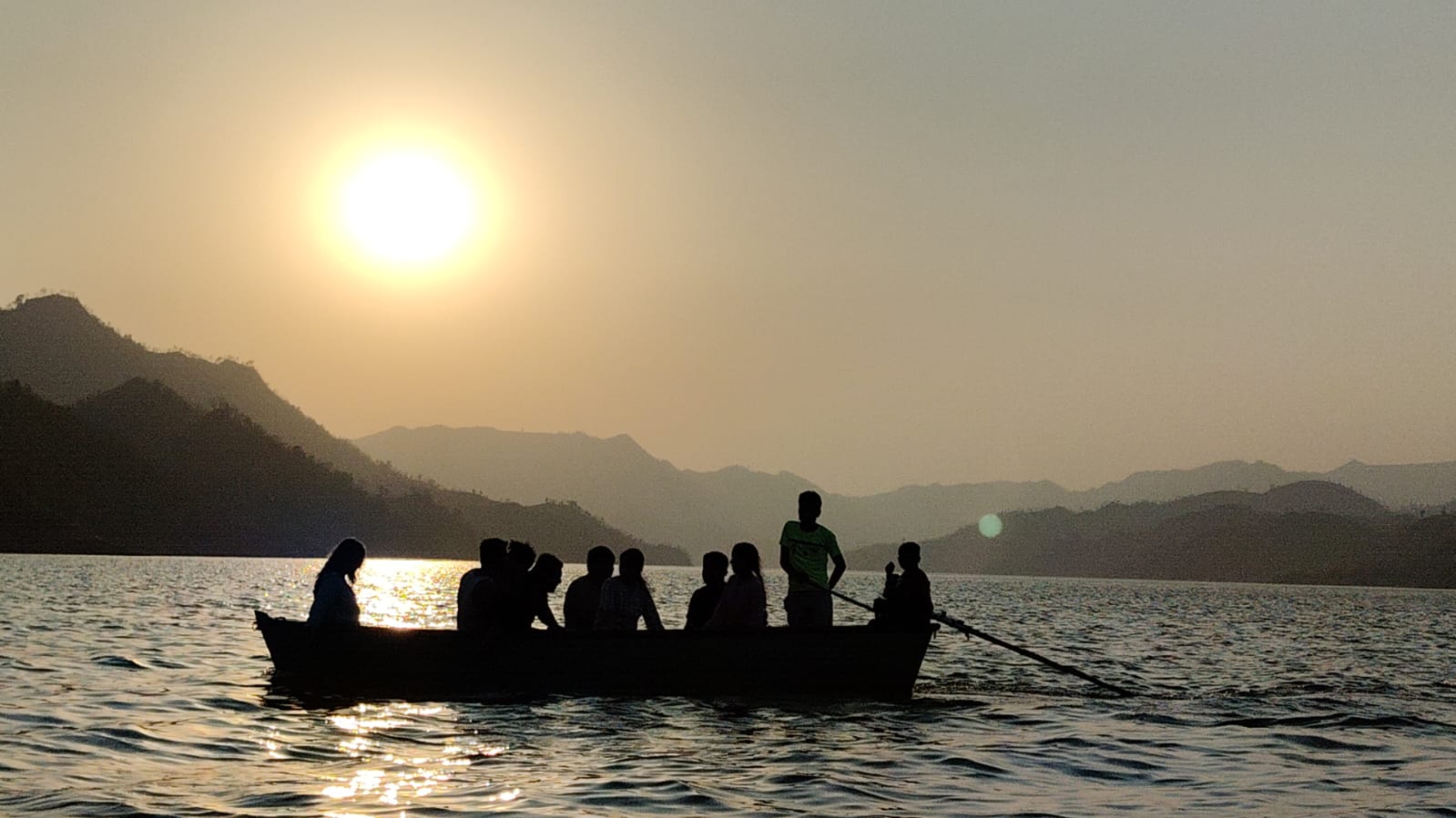 सातपुडा पर्वतरांगांमध्ये एका बोटमध्ये बसलेले लोक.