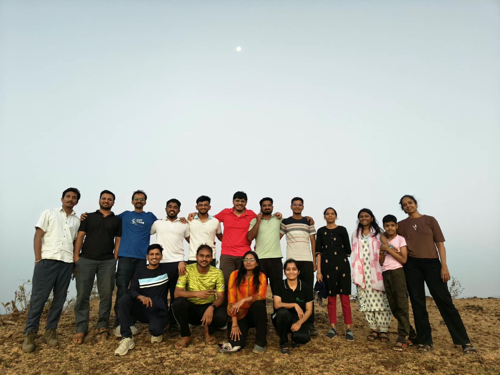 यंग फाऊंडेशनचे सहकारी डोंगरावर एकत्र उभे आहेत.