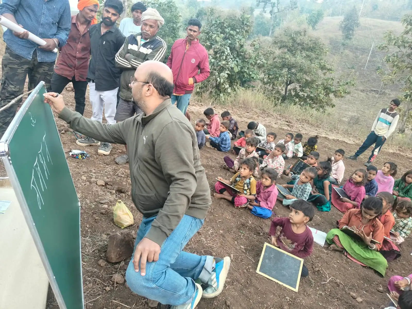 सतपुडा हिल्समध्ये एका वर्ग सुरू असलेल्या ठिकाणी शिकवणारे शिक्षक व मुले.