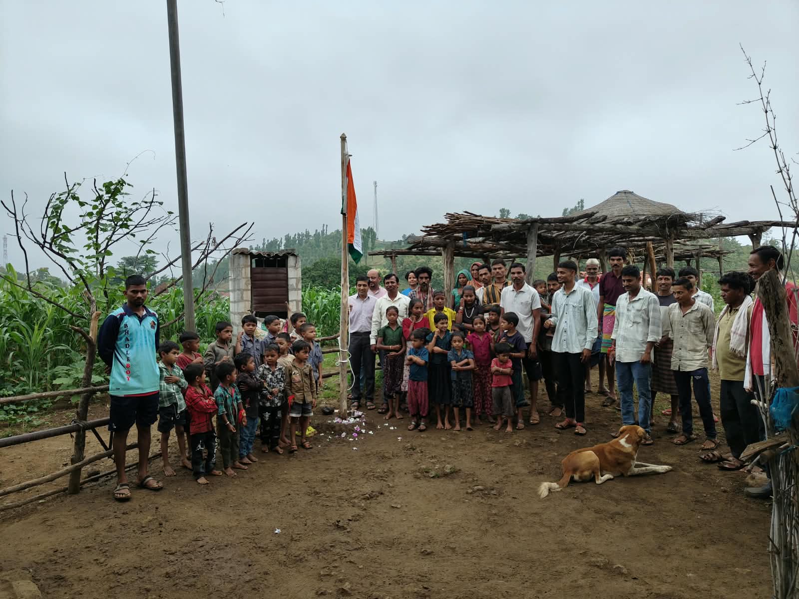 सातपुडा भागातील एका गावानुसार ध्वजवंदनासाठी जमा झालेली माणसे आणि मुले.