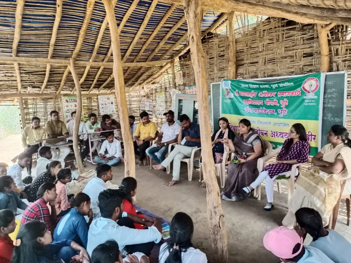 यंग फाऊंडेशनच्या कार्यक्रमात बसलेले लोक आणि मार्गदर्शक.