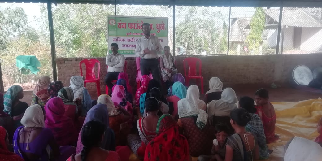 यंग फाऊंडेशन, धुळे च्या सभेत मार्गदर्शन करताना.