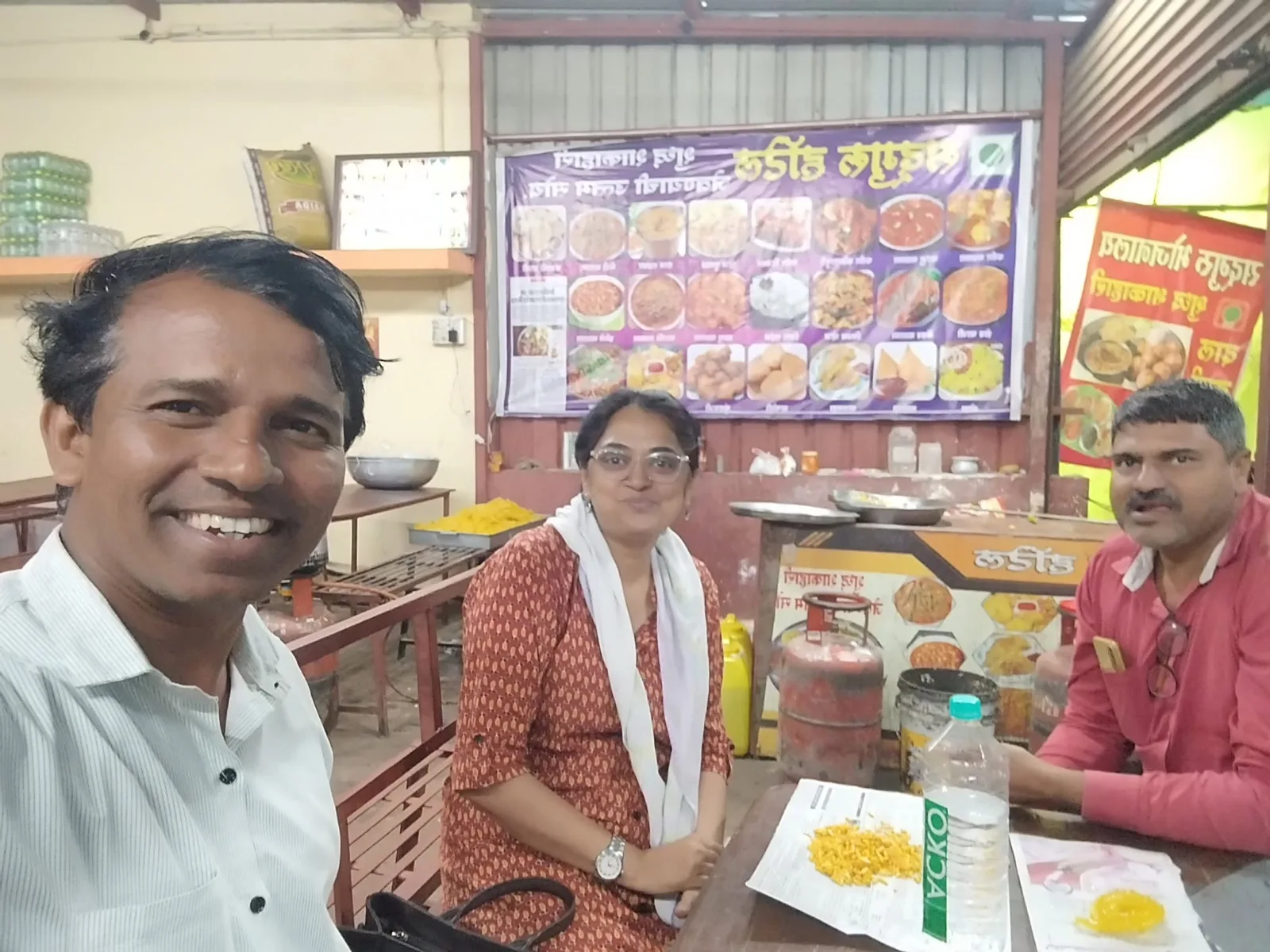 यंग फाऊंडेशनचे सहकारी नंदुरबार व धुळे जिल्ह्यातील सातपुडा पर्वतामध्ये एका उपहारगृहात एकत्र बसले आहेत.