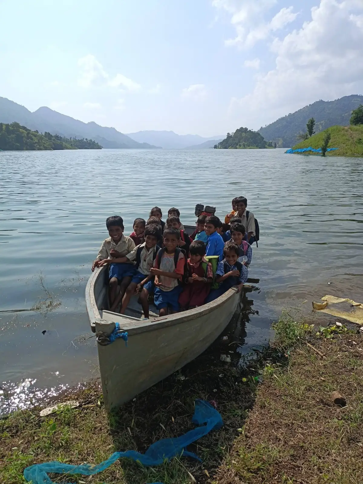 मुले नावित बसून पाण्यावरून प्रवास करत आहेत.