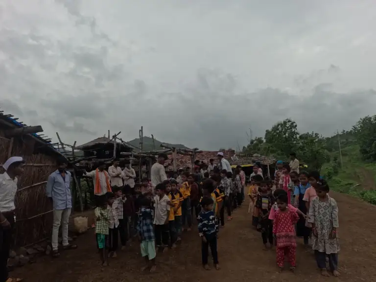सातपुडा टेकड्यांवरील भागात मुलांचा आणि लोकांचा गट.