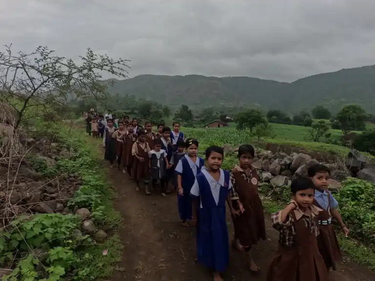 डोंगराळ भागात रथावर चालणारे मुले.