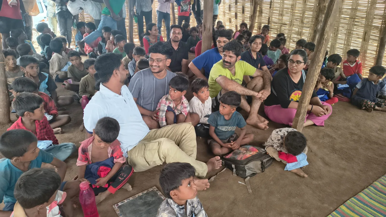 सातपुडा हिलांमधील एका शेडमध्ये लोक एकत्र बसले आहेत.